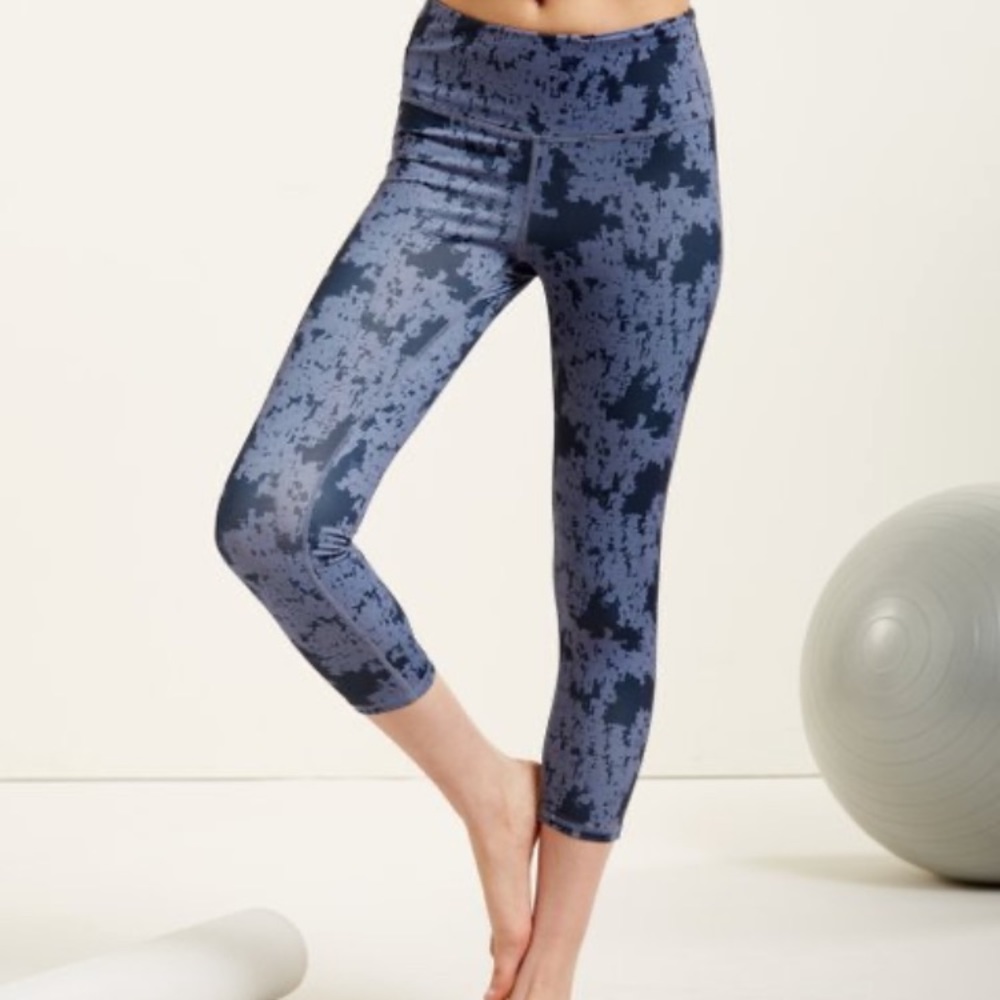 🌺NEW 🌺Tema Gray Abstract High-Waist Crop Legging